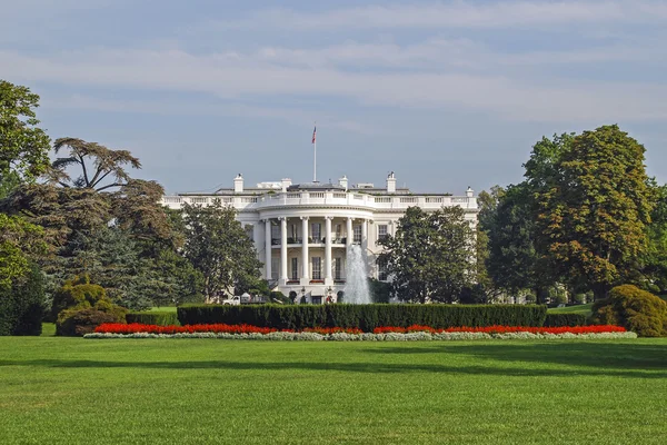 Die weiße Haus-Südfassade mit grünem Rasen und Blumenbeet. Washington dc, USA — Stockfoto