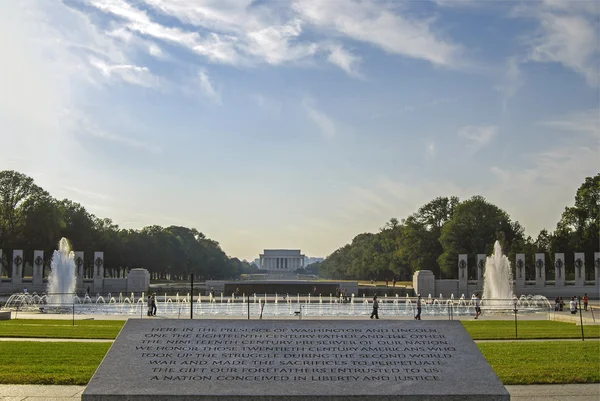 Monumento a la Segunda Guerra Mundial y Monumento a Lincoln en segundo plano, The Mall, Washington DC, EE.UU. — Foto de Stock