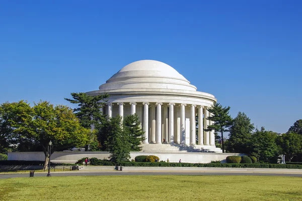 Jefferson Memorial en día soleado contra el cielo azul claro, Washington DC, EE.UU. — Foto de Stock