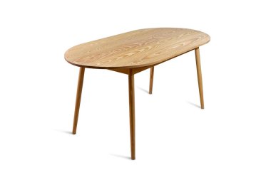 Beyaz arka planda, oval yemek masasında izole edilmiş açık bej ahşap masa. Mobilya serisi