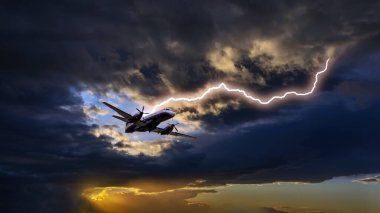 Karanlık günbatımı gökyüzünde dramatik bulutlarla dolu küçük pervane uçağıyla heyecan verici bir sahne. Uçak korkunç bir fırtınada uçuyor.