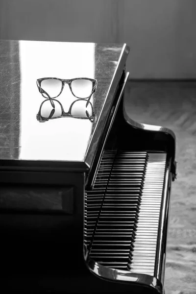 Escena Abstracta Con Gafas Sol Con Reflejo Piano Cola Vintage — Foto de Stock