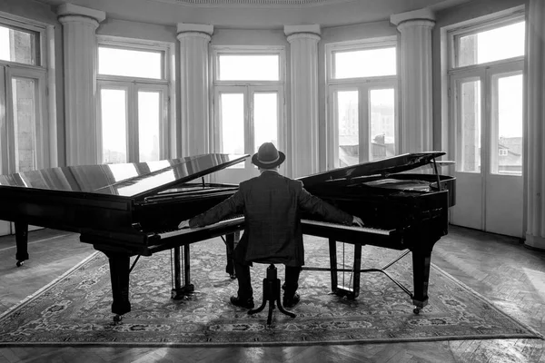 Oigenkännlig Man Hatt Som Spelar Två Flyglar Samtidigt Interiör Med — Stockfoto