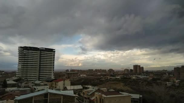 Sonbahar Şehrinde Dramatik Bulutlar Uçuşan Şehir Manzarası Video Hızlandırılmış Fotoğrafçılık — Stok video