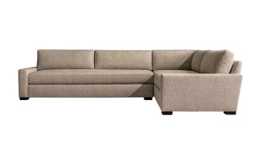 Beyaz arka planda izole edilmiş koyu renkli tahta bacaklı bej kumaş köşeli kanepe. Mobilya serisi