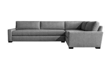 Beyaz arka planda izole edilmiş koyu tahta bacaklı gri kumaş köşeli kanepe. Mobilya serisi