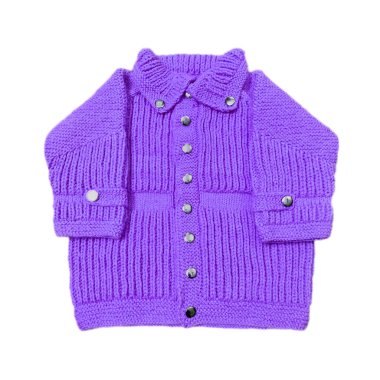 Bebek kız kıyafetleri. Güzel, mor, küçük bir kız süveteri ya da beyaz arka planda izole edilmiş bir hırka. Çocuklar ve çocuklar moda.