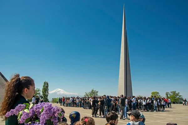 Yerevan Armenia Aprile 2021 Gente Vicino Monumento Commemorativo Tsitsernakaberd Del — Foto Stock