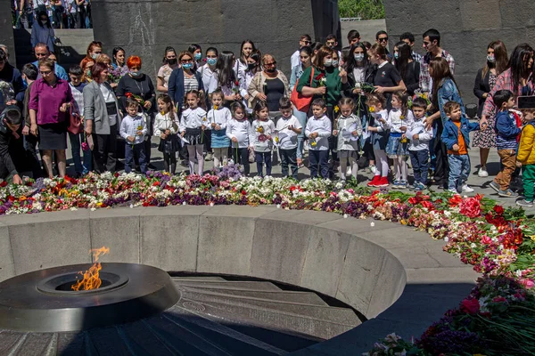 Erevan Arménie Avril 2021 Des Arméniens Déposent Des Fleurs Flamme — Photo