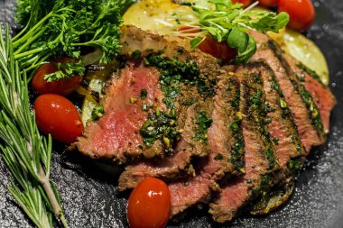 Sebzeli ızgara biftek, lezzetli ve lezzetli sığır eti taze ve sağlıklı biftek sebze tuzlu biber kavrulmuş yeşil yapraklar gradyan doğal gıda organik ızgara yemek