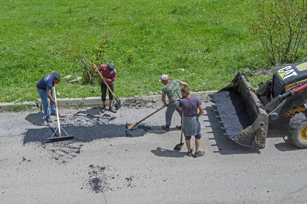 Dilijan Armenia May 2021 Road Workers Repair Asphalt Covering Yellow — Stock Photo, Image