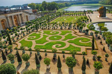 Chateau Versailles bahçesinin geniş açılı manzarası ve Ile de France parkı. Fransa Avrupa