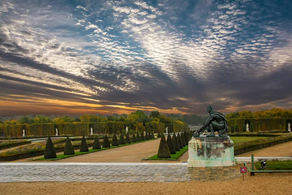 Estátua Masculina Bronze Jardim Castelo Versalhes Perto Paris França Pôr — Fotografia de Stock