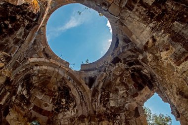 Artavaz köyü, Ermenistan 'daki Antik Artavazavank Manastırı' nın (7. yüzyıl) kubbesinden mavi gökyüzüne son derece alçak açılı bir bakış açısı