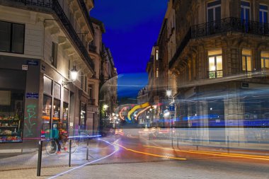 Brüksel, Belçika - 19 Eylül 2022: Plattestin ve Anspach Bulvarı kavşağındaki toplu taşıma durağında renkli soyut gece lambaları ve bulanık bir otobüs