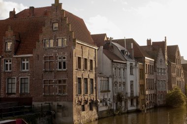 Ghent, Belçika şehir merkezinde sonraki kanal için eski evleri