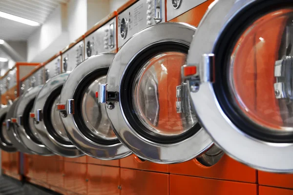 Row of washing machines in laundromat — Stock Photo, Image