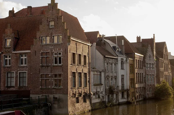 Old houses next to canal in city center of Ghent, Belgium — Stock Photo, Image