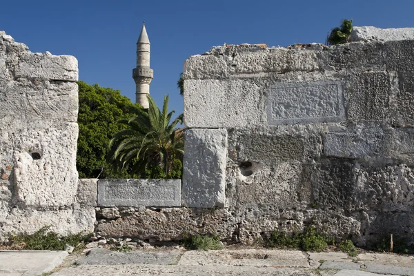 Tour de Minaret et mur de château dans la ville de Kos, Grèce — Photo