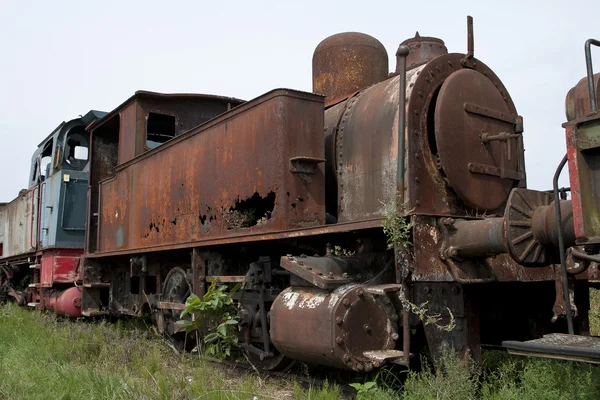 Comboio abandonado na estrada de ferro — Fotografia de Stock