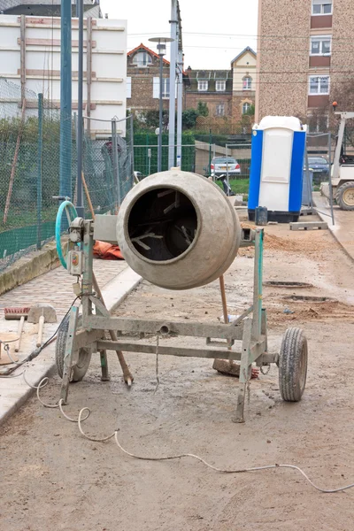 Mezclador de cemento en una obra de construcción, a la espera de su uso — Foto de Stock