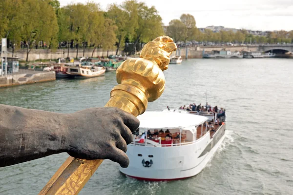 Alexandre III puente, el portantorchas y barco turístico (París, Francia ) — Foto de Stock