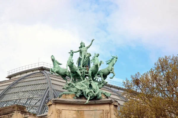 Decoración del puente Alejandro III (siglo XIX), victoria y caballos. El techo del Grand Palais. (París, Francia ) — Foto de Stock