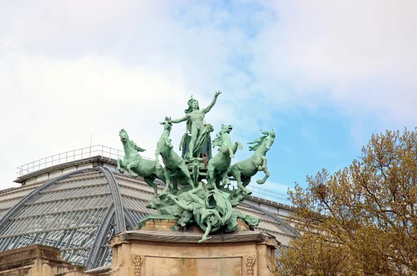 Decoratie van de brug Alexander Iii (19e eeuw), overwinning en paarden. Het dak van het Grand Palais. (Parijs, Frankrijk) — Stockfoto