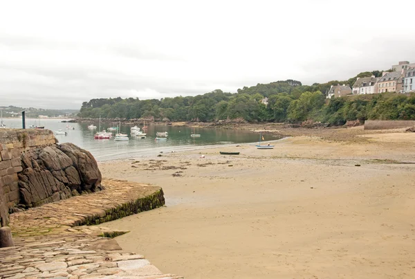 Přístav Douarnenez, pláž při odlivu, den špatné počasí (Bretaň, Finistere, Francie) — Stock fotografie