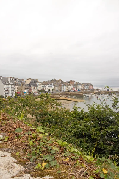 El puerto de Douarnenez visto desde el sendero Plomarc 'h por un día de mal tiempo (Bretaña Finistre Francia ) — Foto de Stock