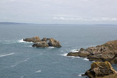 Sizun, kayalar ve küçük dalgalar, bir gün sessiz zaman (Brittany, Finistère, Fransa ile kap)