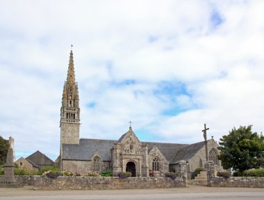 Beuzec Kilisesi, tipik Breton mimarisi. Bir gün bulutlu havalarda (Finistère, Brittany, Fransa)