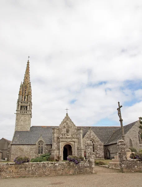 Chiesa di Beuzec, tipica architettura bretone. Una giornata in tempo nuvoloso (Finistere, Bretagna, Francia ) — Foto Stock