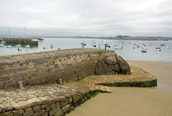 Hafen von douarnenez an einem Schlechtwettertag, Zugang zum Strand bei Ebbe (finistere, bretagne, franz) — Stockfoto