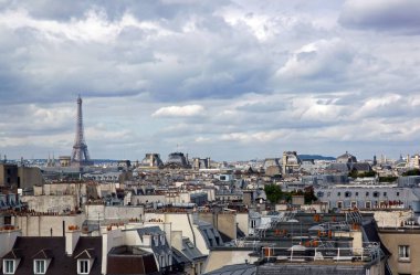 Paris 'in çatıları seviyesinde. Uzakta Eyfel Kulesi (Paris Fransa)
