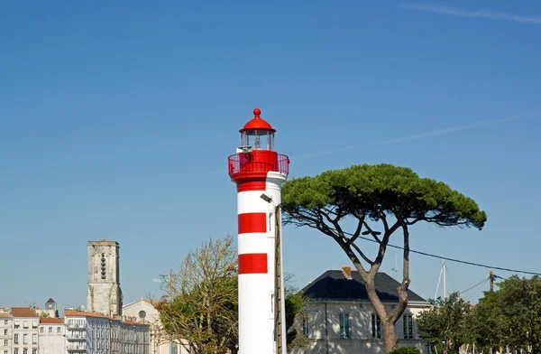 Farol vermelho e branco, cidade de La Rochelle (Charente-Maritime France ) — Fotografia de Stock