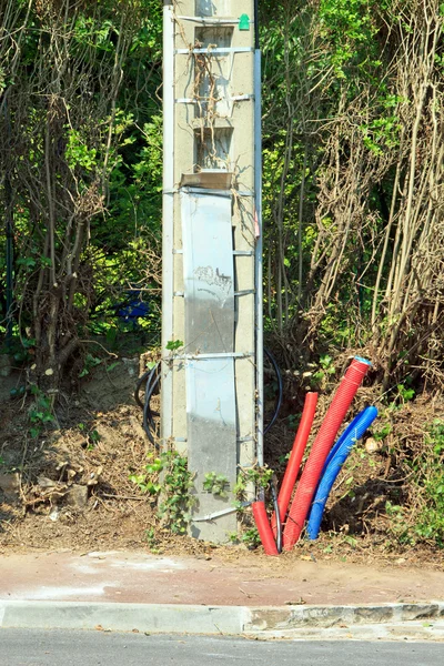 Cabos elétricos ao pé de um poste — Fotografia de Stock