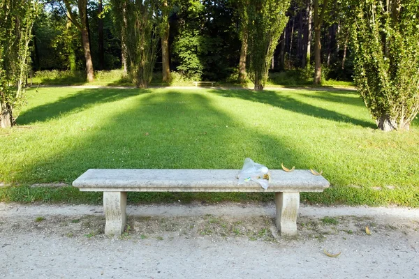 Spreco di pasti lasciati su una panchina, mancanza di virtù civiche e sporcizia — Foto Stock