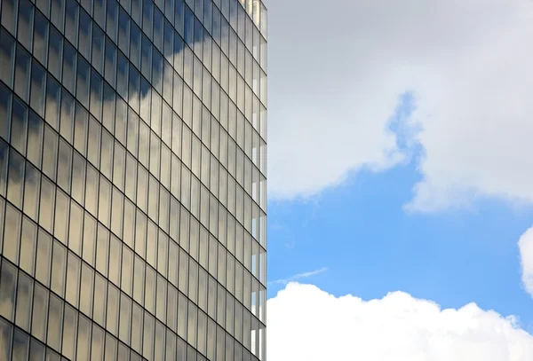 Niestabilne refleksje chmur na okna budynku, napis czasu, który mija — Zdjęcie stockowe