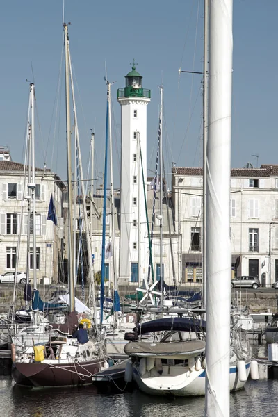 Farol branco de La Rochelle, porto de La Rochelle e mastros de barcos (Charente-Maritime França ) — Fotografia de Stock