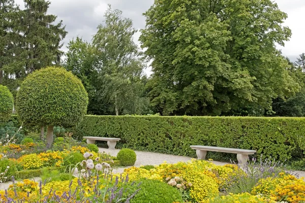 Jardín público en verano, zona de tranquilidad y meditación —  Fotos de Stock