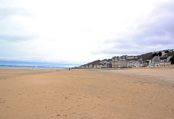 Trouville, lågvatten på stranden, Normandie (Frankrike). I havet utanför — Stockfoto