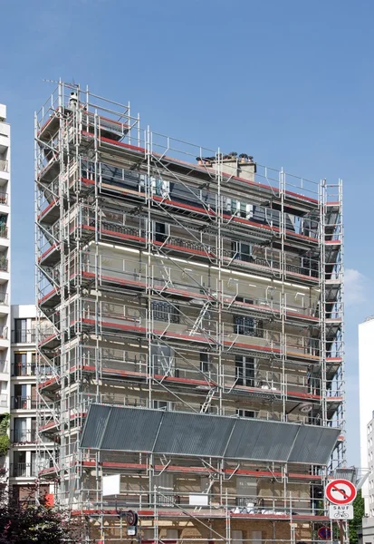 Whole building put under scaffolding, renovations of a building (Paris France) — 图库照片