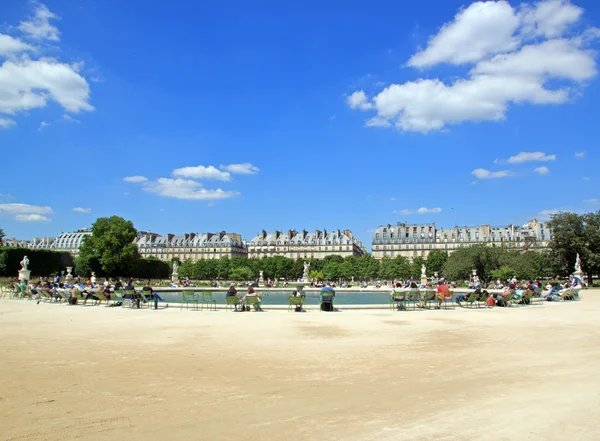 Zonnen rond een bekken van de Jardin des Tuileries (Parijs Frankrijk) — Stockfoto