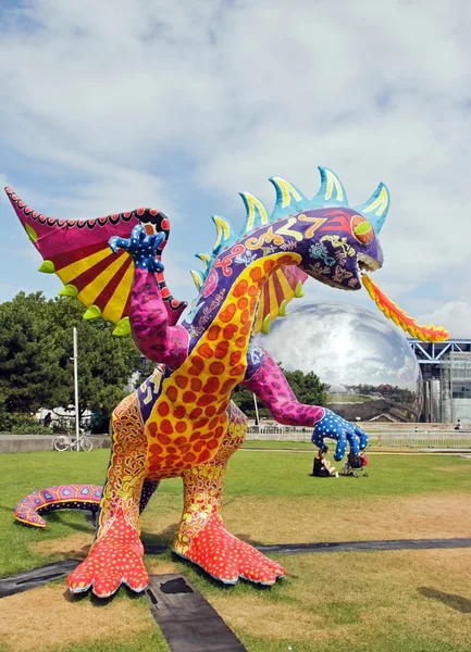 Utställningen och virtuellt besök på Mexiko. Paris, Parc de la Villette (Frankrike). från 4 till 22 juli 2015. en Alebrije, draken — Stockfoto