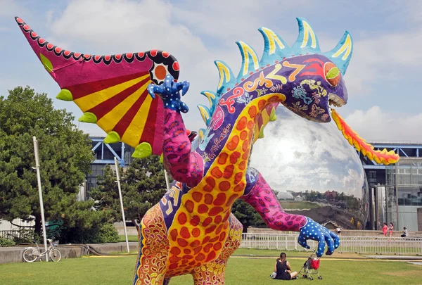 Sergi ve Meksika sanal ziyaret. Paris, Parc de la Villette (Fransa). 22 Temmuz 2015 için 4'ten. bir Alebrije, ejderha — Stok fotoğraf