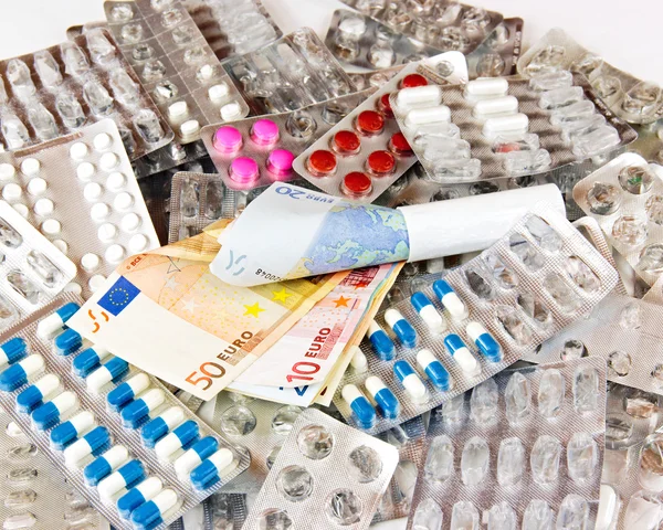 Náklady na léky. Některé léky a peníze v eurech. — Stock fotografie