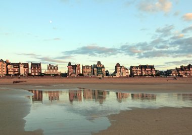 Saint Malo beach parlama (Brittany Fransa ayın altında)