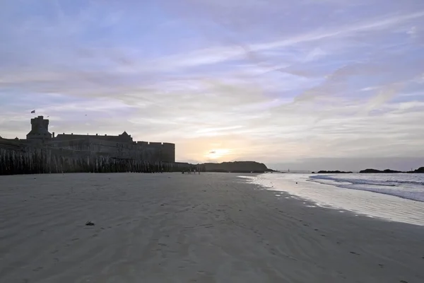 Zonsondergang in de zomer op het strand en de stad van St Malo (Brittany France) — Stockfoto