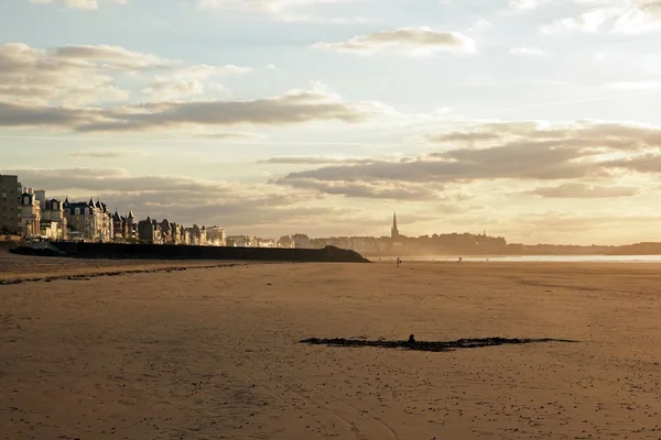 Saint-Malo, západ slunce na pláži (Bretaň Francie) — Stock fotografie